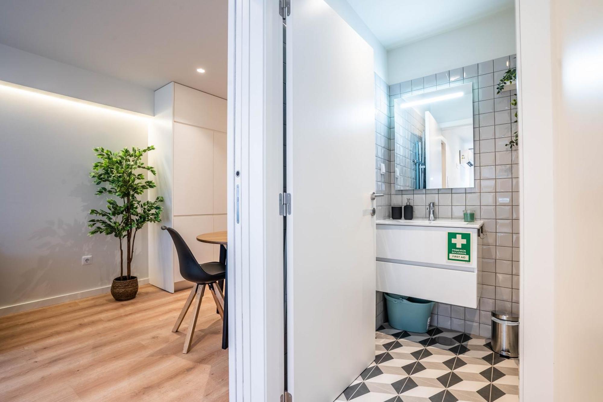 Trindade Bliss: 1Br W/ Free Parking By Lovelystay Porto Ngoại thất bức ảnh