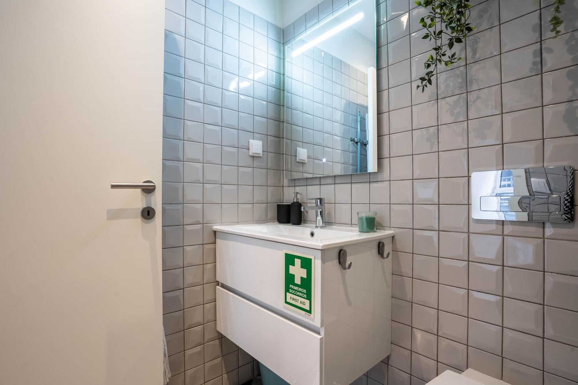 Trindade Bliss: 1Br W/ Free Parking By Lovelystay Porto Ngoại thất bức ảnh
