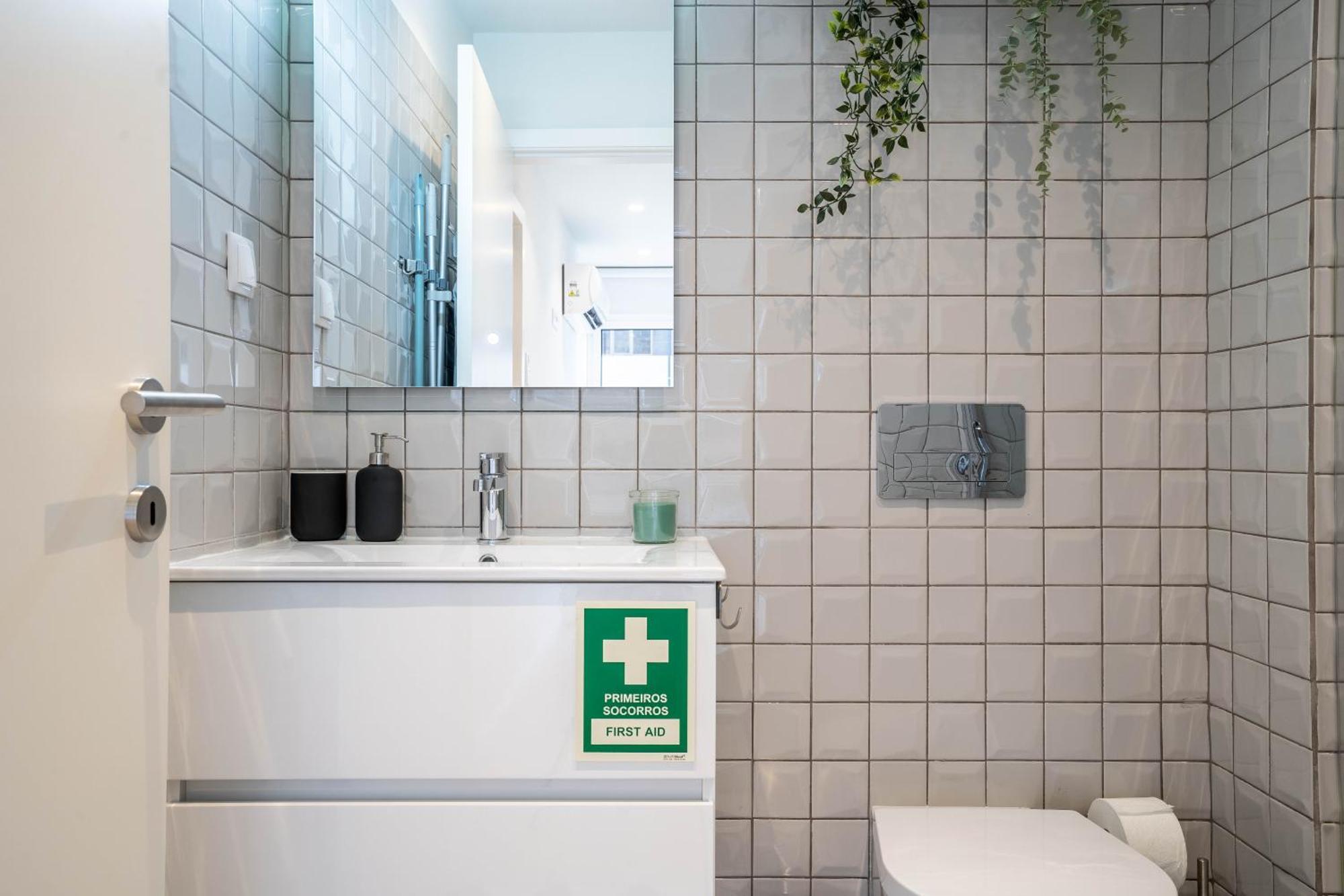 Trindade Bliss: 1Br W/ Free Parking By Lovelystay Porto Ngoại thất bức ảnh
